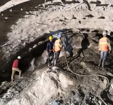 三山隧道拱顶带模注浆料，微膨胀注浆料的特点及施工工艺